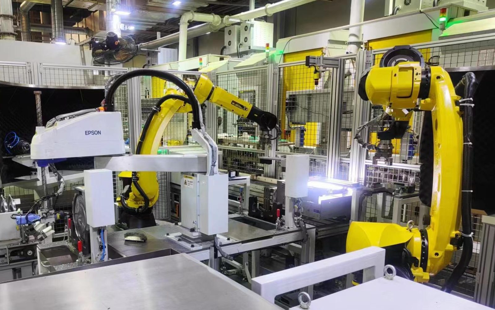 Robotic deburring cell with SCARA and six-axis robots